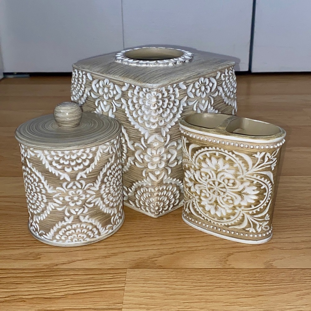 3 piece bathroom accessory set